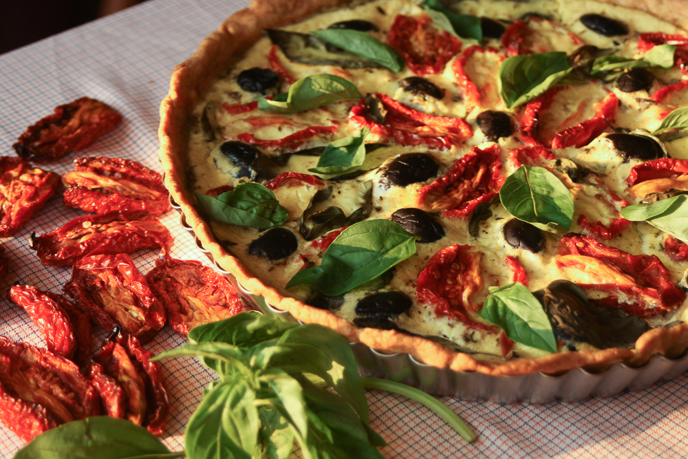 tarta cu pesto, rosii uscate si cascaval de capra