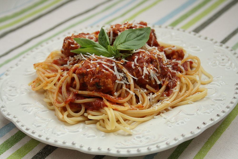 spaghetti-cu-chiftelute-de-curcan